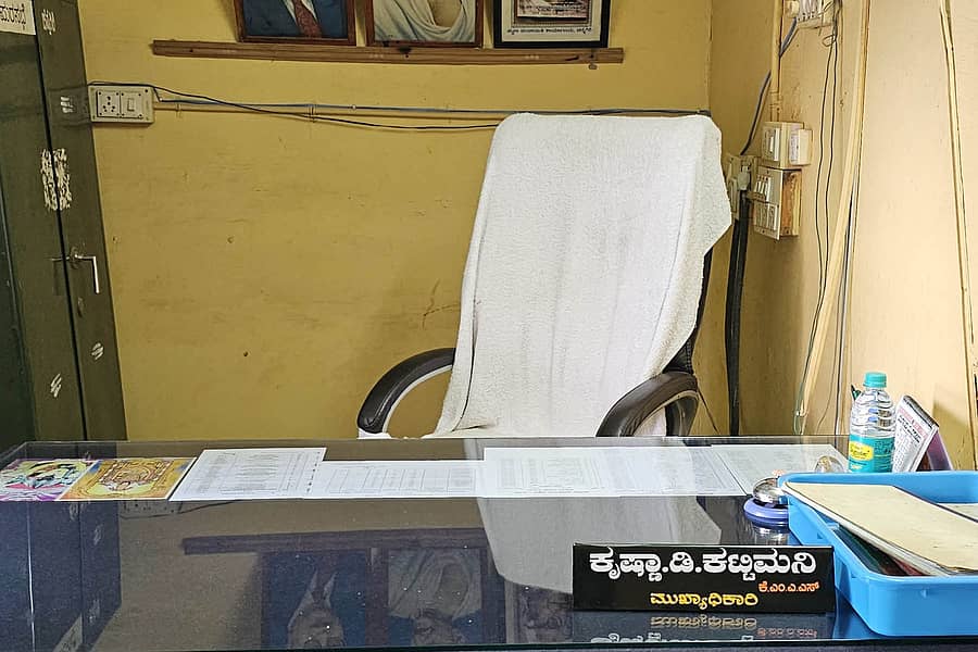 ಚನ್ನಗಿರಿ ಪಟ್ಟಣದಲ್ಲಿ ಶುಕ್ರವಾರ ಪುರಸಭೆ ಕಚೇರಿಯಲ್ಲಿ ಮುಖ್ಯಾಧಿಕಾರಿ ಇಲ್ಲದೇ ಇರುವುದು.