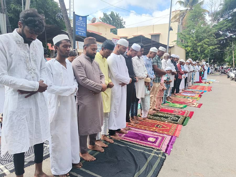 <div class="paragraphs"><p>ತುಮಕೂರು<strong> </strong>ಜಿಲ್ಲೆಯಾದ್ಯಂತ ಸೋಮವಾರ ಶ್ರದ್ದಾ ಭಕ್ತಿಯಿಂದ ಬಕ್ರೀದ್ ಆಚರಿಸಲಾಯಿತು.</p></div>