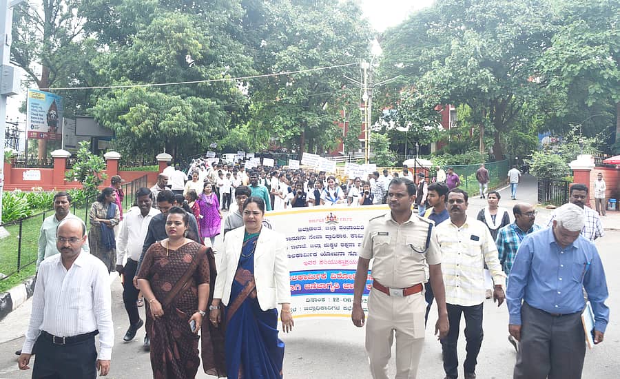 ತುಮಕೂರಿನಲ್ಲಿ ಬುಧವಾರ ವಿಶ್ವ ಬಾಲ ಕಾರ್ಮಿಕ ಪದ್ಧತಿ ವಿರೋಧಿ ದಿನದ ಅಂಗವಾಗಿ ಜಿಲ್ಲಾ ಆಡಳಿತದಿಂದ ಜಾಗೃತಿ ಜಾಥಾ ನಡೆಯಿತು. ಜಿಲ್ಲಾ ಕಾನೂನು ಸೇವೆಗಳ ಪ್ರಾಧಿಕಾರದ ಸದಸ್ಯ ಕಾರ್ಯದರ್ಶಿ ನೂರುನ್ನೀಸಾ, ಜಿಲ್ಲಾ ಪೊಲೀಸ್ ವರಿಷ್ಠಾಧಿಕಾರಿ ಕೆ.ವಿ.ಅಶೋಕ್, ಹೆಚ್ಚುವರಿ ಜಿಲ್ಲಾಧಿಕಾರಿ ಶಿವಾನಂದ ಬಿ.ಕರಾಳೆ, ಕಾರ್ಮಿಕ ಅಧಿಕಾರಿ ಕೆ.ತೇಜಾವತಿ ಇತರರು ಪಾಲ್ಗೊಂಡಿದ್ದರು