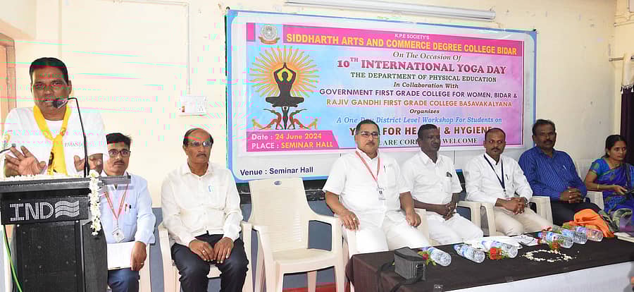 ಬೀದರ್ನ ಸಿದ್ದಾರ್ಥ ಕಾಲೇಜಿನಲ್ಲಿ ಸೋಮವಾರ ಏರ್ಪಡಿಸಿದ್ದ ಕಾರ್ಯಕ್ರಮದಲ್ಲಿ ಜಿಲ್ಲಾ ಪತಂಜಲಿ ಯೋಗ ಸಮಿತಿ ಅಧ್ಯಕ್ಷ ಯೋಗೆಂದ್ರ ಯದಲಾಪೂರೆ ಮಾತನಾಡಿದರು