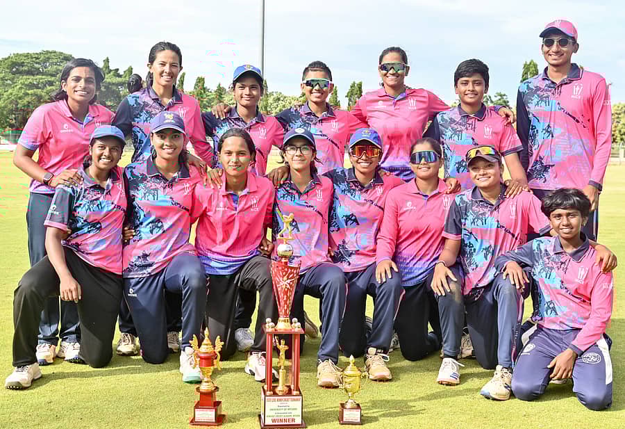 <div class="paragraphs"><p>ಮೈಸೂರಿನ ಗಂಗೋತ್ರಿ ಗ್ಲೇಡ್ಸ್ ಮೈದಾನದಲ್ಲಿ ಭಾನುವಾರ ನಡೆದ ರಾಜ್ಯ ಮಟ್ಟದ ಮಹಿಳಾ ಕ್ರಿಕೆಟ್ ಟೂರ್ನಿಯ ಫೈನಲ್ನಲ್ಲಿ ಚಾಂಪಿಯನ್ ಆದ ‘ನೈಸ್ ಬೆಂಗಳೂರು’ ತಂಡದ ಆಟಗಾರರು ಟ್ರೋಫಿ ಜೊತೆಗೆ ಸಂಭ್ರಮಿಸಿದರು.</p></div>