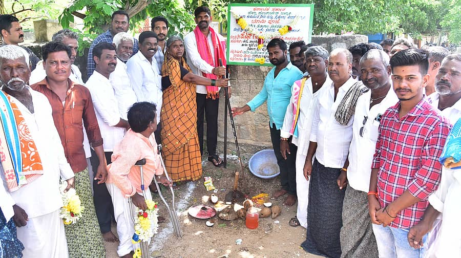 ಕಂಪ್ಲಿ ತಾಲ್ಲೂಕು ದೇವಸಮುದ್ರ ಗ್ರಾಮದಲ್ಲಿ ಜೆಜೆಎಂ ಯೋಜನೆಯ ₹2.39 ಕೋಟಿ ವೆಚ್ಚದ ಕುಡಿಯುವ ನೀರಿನ ಕಾಮಗಾರಿಗೆ ಶಾಸಕ ಜೆ.ಎನ್. ಗಣೇಶ್ ಭೂಮಿಪೂಜೆ ನೆರವೇರಿಸಿದರು