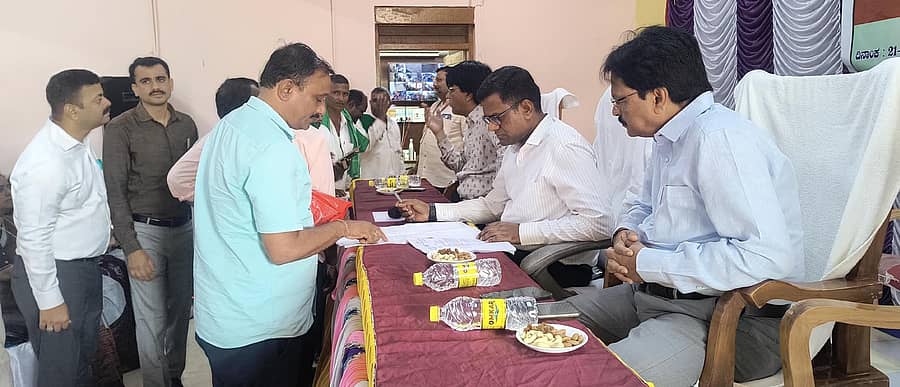 <div class="paragraphs"><p>ಸವಣೂರು ಪಟ್ಟಣದ ತಹಶೀಲ್ದಾರ್ ಕಾರ್ಯಾಲಯದ ಸಭಾಂಗಣದಲ್ಲಿ ಶುಕ್ರವಾರ ಏರ್ಪಡಿಸಿದ್ದ ಜನ ಸ್ಪಂದನ ಕಾರ್ಯಕ್ರಮದಲ್ಲಿ ಜಿಲ್ಲಾಧಿಕಾರಿ ರಘುನಂದನ್ಮೂರ್ತಿ ರೈತರ, ಸಾರ್ವಜನಿಕರ ಅಹವಾಲು ಸ್ವೀಕರಿಸಿದರು</p></div>