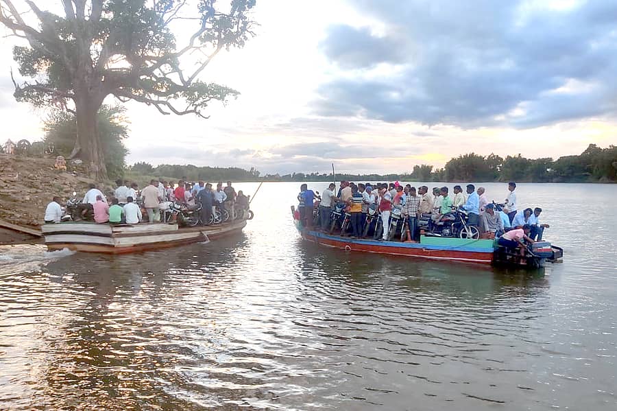 ರಬಕವಿ ಬನಹಟ್ಟಿ ಸಮೀಪದಲ್ಲಿಯ ಕೃಷ್ಣಾ ನದಿಯಲ್ಲಿ ಜನರು ಬೋಟ್ ಮೂಲಕ ಅಥಣಿ ತಾಲ್ಲೂಕಿನ ವಿವಿಧ ಗ್ರಾಮಗಳಿಗೆ ತೆರಳಿದರು