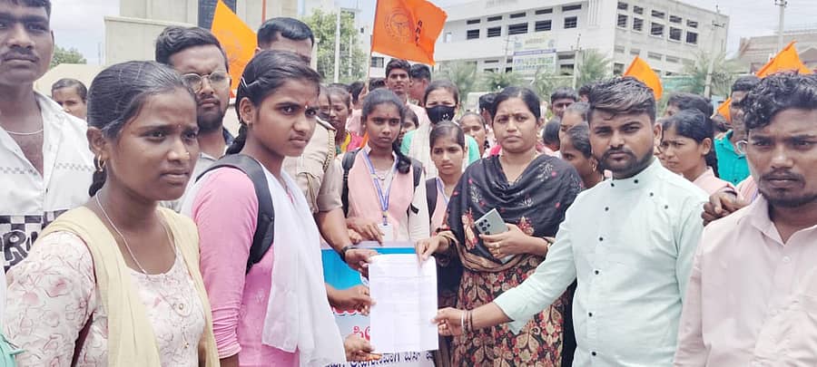 ಬಸ್ಪಾಸ್ ವಿತರಣೆ ಹಾಗೂ ಸಾರಿಗೆ ಬಸ್ಗಳ ಸಂಖ್ಯೆ ಹೆಚ್ಚಳಕ್ಕೆ ಆಗ್ರಹಿಸಿ ಅಖಿಲ ಭಾರತೀಯ ವಿದ್ಯಾರ್ಥಿ ಪರಿಷತ್ ತಾಲ್ಲೂಕು ಶಾಖೆ ನೇತೃತ್ವದಲ್ಲಿ ಕಾರ್ಯಕರ್ತರು ಸಿಂದಗಿಯ ಬಸವೇಶ್ವರ ವೃತ್ತದಲ್ಲಿ ಪ್ರತಿಭಟನೆ ನಡೆಸಿ ತಹಶೀಲ್ದಾರ್ ಗ್ರೇಡ್-2 ಇಂದಿರಾಬಾಯಿ ಬಳಗಾನೂರ ಅವರಿಗೆ ಮನವಿ ಸಲ್ಲಿಸಿದರು