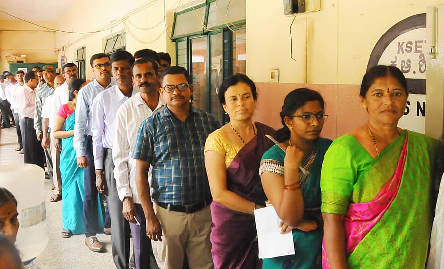 ತುಮಕೂರಿನ ಜೂನಿಯರ್ ಕಾಲೇಜಿನಲ್ಲಿ ಸೋಮವಾರ ಶಿಕ್ಷಕರು ಮತದಾನ ಮಾಡಿದರು