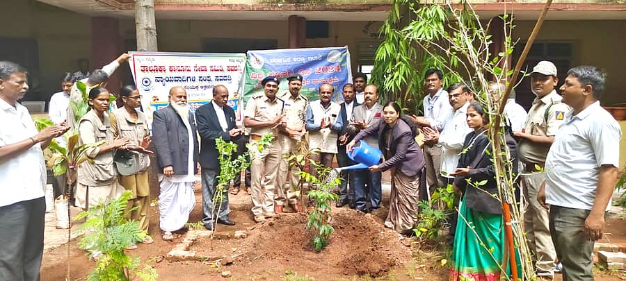 ಸವದತ್ತಿ ನ್ಯಾಯಾಲಯದ ಆವರಣದಲ್ಲಿ ನ್ಯಾಯಾಧೀಶೆ ಸುಮಲತಾ ಬೆಣ್ಣಿಕಲ ಸಸಿಗೆ ನೀರುಣಿಸಿದರು