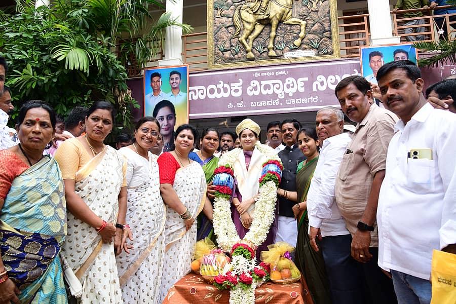 ದಾವಣಗೆರೆಯ ಜಿಲ್ಲಾ ನಾಯಕರ ಹಾಸ್ಟೆಲ್ಗೆ ಗುರುವಾರ ಭೇಟಿ ನೀಡಿದ ಚಿಕ್ಕೋಡಿ ಸಂಸದೆ ಪ್ರಿಯಾಂಕಾ ಜಾರಕಿಹೊಳಿ ಅವರನ್ನು ಸನ್ಮಾನಿಸಲಾಯಿತು