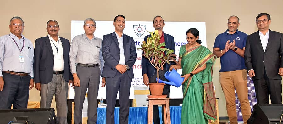 <div class="paragraphs"><p>ಮೈಸೂರಿನ ಎನ್ಐಇ ಕಾಲೇಜಿನಲ್ಲಿ ಶನಿವಾರ ಆಯೋಜಿಸಿದ್ದ ಸಂವಾದ ಕಾರ್ಯಕ್ರಮವನ್ನು ಪ್ರಾಂಶುಪಾಲೆ ರೋಹಿಣಿ ನಾಗಪದ್ಮ ಉದ್ಘಾಟಿಸಿದರು</p></div>