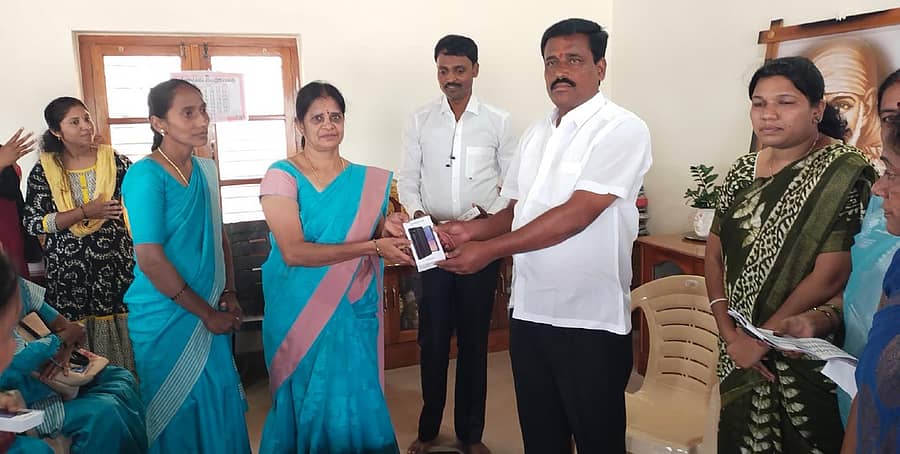 ಶಿಡ್ಲಘಟ್ಟ ಕ್ಷೇತ್ರದ ಶಾಸಕ ಬಿ.ಎನ್.ರವಿಕುಮಾರ್ ಅವರು ಸೋಮವಾರ ಅಂಗನವಾಡಿ ಕಾರ್ಯಕರ್ತೆಯರಿಗೆ ಮೊಬೈಲ್ ಹ್ಯಾಂಡ್ ಸೆಟ್ಗಳನ್ನು ವಿತರಿಸಿದರು