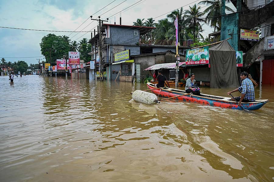 ಕೊಲಂಬೊ ಬಳಿಯ ಕುದವೆಲ್ಲಾನಲ್ಲಿ ಉಂಟಾದ ಪ್ರವಾಹದಿಂದಾಗಿ ನಿವಾಸಿಗಳು ದೋಣಿಯಲ್ಲಿ ಸುರಕ್ಷಿತ ಸ್ಥಳಗಳಿಗೆ ತೆರಳಿದರು. – ಎಎಫ್‌ಪಿ ಚಿತ್ರ
