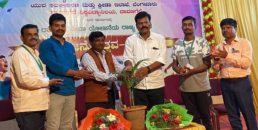 ದಾವಣಗೆರೆ ವಿಶ್ವವಿದ್ಯಾಲಯದಲ್ಲಿ ಏರ್ಪಡಿಸಿರುವ ರಾಜ್ಯ ಮಟ್ಟದ ಎನ್ಎಸ್ಎಸ್ ಯುವಜನೋತ್ಸವದ ಸಾಂಸ್ಕೃತಿಕ ಕಾರ್ಯಕ್ರಮಗಳನ್ನು ಕರ್ನಾಟಕ ವಿಶ್ವವಿದ್ಯಾಲಯದ ಎನ್ಎಸ್ಎಸ್ ಸಂಯೋಜನಾಧಿಕಾರಿ ಎಂ.ಬಿ.ದಳಪತಿ ಉದ್ಘಾಟಿಸಿದರು