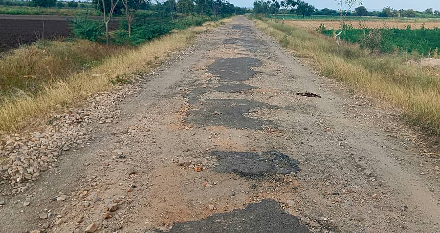 ನರೇಗಲ್ ಹೋಬಳಿಯ ಜಕ್ಕಲಿ–ಹೊಸಳ್ಳಿ ಮಾರ್ಗದ ರಸ್ತೆ ಹದಗೆಟ್ಟಿದೆ