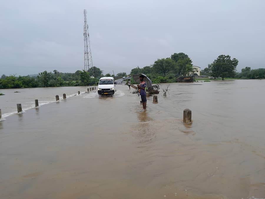 ಚಿಂಚೋಳಿ ತಾಲ್ಲೂಕು ಗಾರಂಪಳ್ಳಿ ಸೇತುವೆಯ ಮೇಲಿನಿಂದ ಶವ ಹೊತ್ತ ವಾಹನ ಸಾಗುತ್ತಿರುವುದು (ಸಂಗ್ರಹ ಚಿತ್ರ)
