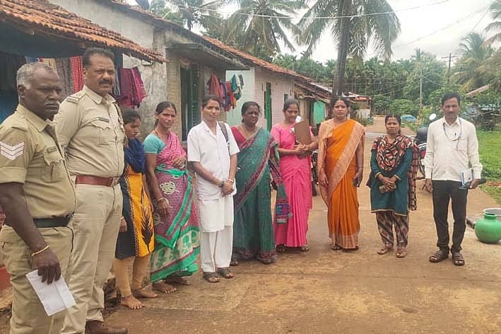 ನ್ಯಾಮತಿ ತಾಲ್ಲೂಕು ಬಿದರಹಳ್ಳಿ ಗ್ರಾಮದಲ್ಲಿ ಬಾಲಕಿಯ ಬಾಲ್ಯ ವಿವಾಹಕ್ಕೆ ಸಿದ್ದತೆ ನಡೆಸಿದ್ದ ಬಾಲಕಿಯ ಮನೆಗೆ ಸೋಮವಾರ ವಿವಿಧ ಅಧಿಕಾರಿಗಳ ತಂಡ ಭೇಟಿ ನೀಡಿ ಮನೆಯವರಿಗೆ ಕಾನೂನು ಅರಿವು ಮೂಡಿಸುವ ಮೂಲಕ ಬಾಲ್ಯ ವಿವಾಹವನ್ನು ತಡೆದರು.