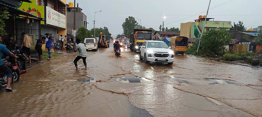 ಹಿರೇಬಾಗೇವಾಡಿಯಲ್ಲಿ ಶುಕ್ರವಾರ ಸಂಜೆ ಸುರಿದ ಭಾರಿ ಮಳೆಯಿಂದಾಗಿ ಗಾಂಧಿನಗರ ಬಳಿ ಬೆಳಗಾವಿ-ಸವದತ್ತಿ ರಾಜ್ಯ ಹೆದ್ದಾರಿ ಮೇಲೆ ನೀರು ನಿಂತಿರುವುದು