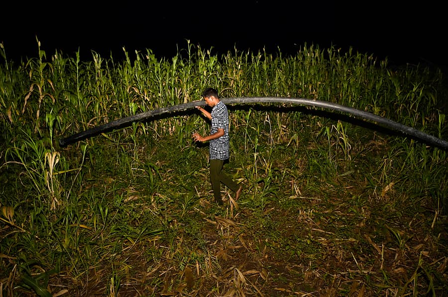 ಕಲಬುರಗಿಯ ರಾಜಾಪುರ ಬಳಿ ರಾತ್ರಿ ಹೊತ್ತು ಬೆಳೆಗೆ ನೀರು ಹಾಯಿಸುತ್ತಿರುವ ರೈತ –ಪ್ರಜಾವಾಣಿ ಚಿತ್ರ
