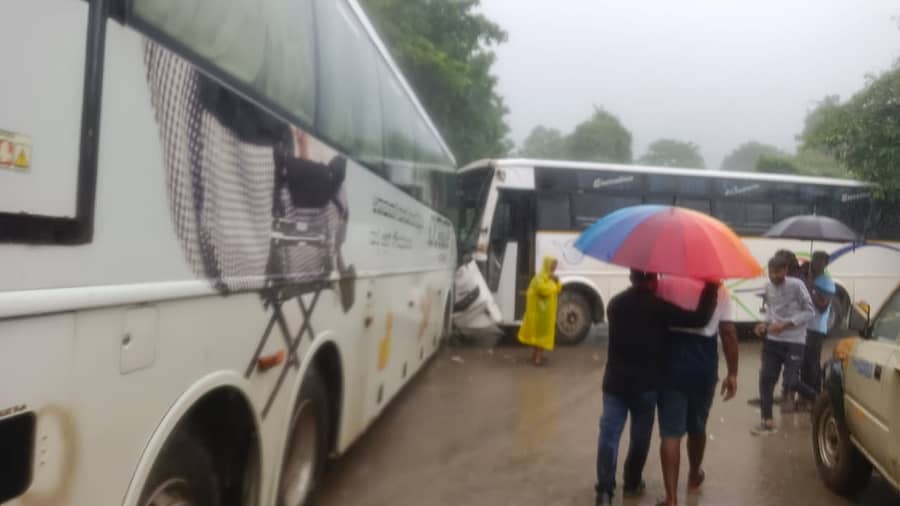 ಉಪ್ಪಿನಂಗಡಿ ಸಮೀಪದ ಗುಂಡ್ಯದಲ್ಲಿ ಕೆಎಸ್ಆರ್ಟಿಸಿ ಐರಾವತ ಹಾಗೂ ರಾಜಹಂಸ ಬಸ್ ಮತ್ತು ಲಾರಿ ಮಧ್ಯೆ ಸರಣಿ ಅಪಘಾತ ನಡೆಯಿತು