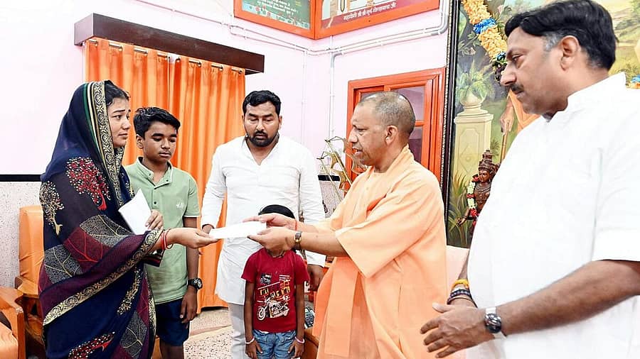 <div class="paragraphs"><p>ಜನತಾ ದರ್ಶನದ ವೇಳೆ ಜನರ ಅಹವಾಲು ಸ್ವೀಕರಿಸಿದ ಮುಖ್ಯಮಂತ್ರಿ ಯೋಗಿ ಆದಿತ್ಯನಾಥ</p></div>