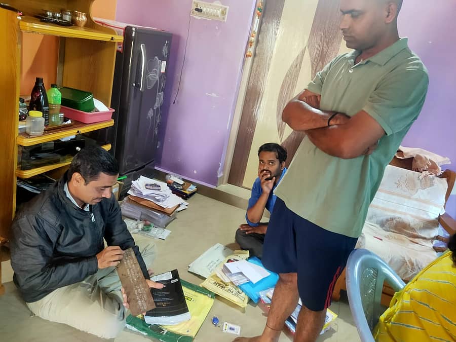 ಟ್ರ್ಯಾಕ್ಟರ್ ಗಳ ಅಕ್ರಮ ನೋಂದಣಿಗೆ ಸಂಬಂಧಿಸಿದಂತೆ ಆರ್.ಟಿ.ಒ ಏಜೆಂಟ್ ಸತೀಶ್ (ಕೈ ಕಟ್ಟಿ ನಿಂತಿರುವವನು) ಮನೆ ಮೇಲೆ ದಾಳಿ ನಡೆಸಿದ್ದ ಲೋಕಾಯುಕ್ತ ಪೊಲೀಸರು ಮನೆಯಲ್ಲಿಟ್ಟಿದ್ದ ದಾಖಲೆಗಳನ್ನು ಪರಿಶೀಲನೆ ನಡೆಸಿದರು