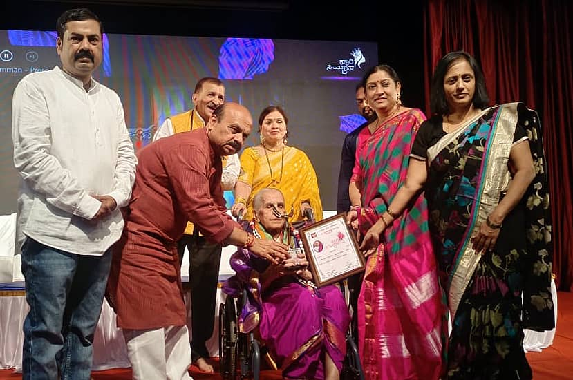 ಸಮಾರಂಭದಲ್ಲಿ ಉಮಾಬಾಯಿ ಖರೆ ಅವರಿಗೆ ‘ನಾರಿ ಸಮ್ಮಾನ್’ ಪ್ರಶಸ್ತಿಯನ್ನು ಬಸವರಾಜ ಬೊಮ್ಮಾಯಿ ಪ್ರದಾನ ಮಾಡಿದರು. ಬಸವ ಪರಿಷತ್ ಪ್ರಧಾನ ಕಾರ್ಯದರ್ಶಿ ಮಹಾಂತೇಶ್ ಹಿರೇಮಠ, ಅಧ್ಯಕ್ಷೆ ಎಂ.ಪಿ. ಉಮಾದೇವಿ, ಬಿಎಂವಿ ಕಲಾ ಟ್ರಸ್ಟ್ ಅಧ್ಯಕ್ಷೆ ಎಂ.ಪಿ. ಅರುಣ ಹಾಗೂ ವೀಣಾ ಮಹಾಂತೇಶ್ ಪಾಲ್ಗೊಂಡಿದ್ದರು.