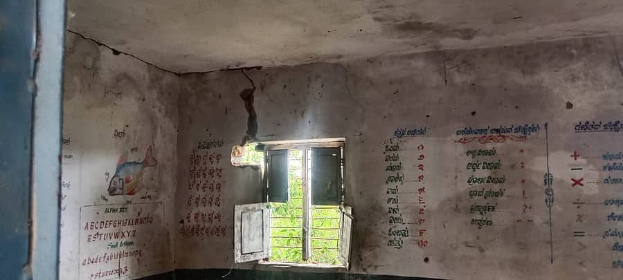 ಬುಡಗವಾರಹಳ್ಳಿ ಸರ್ಕಾರಿ ಹಿರಿಯ ಪ್ರಾಥಮಿಕ ಶಾಲೆಯಲ್ಲಿ ಗೋಡೆಗಳು ಬಿರುಕು ಬಿಟ್ಟಿರುವುದು ಕಿಟಕಿ ಬಾಗಿಲು ಹಾಳಾಗಿವೆ