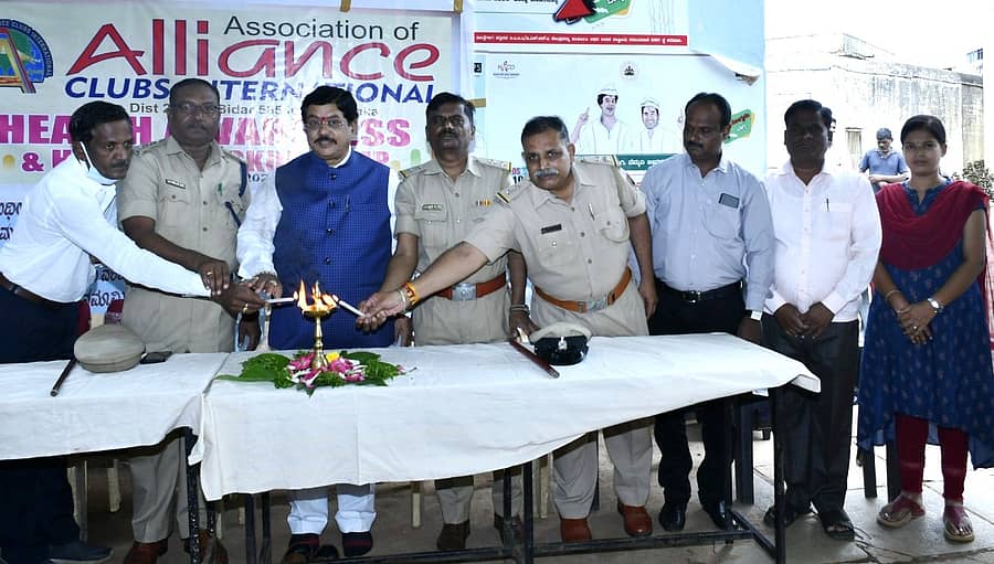 ಬೀದರ್ ಜಿಲ್ಲಾ ಕಾರಾಗೃಹದಲ್ಲಿ ಹಮ್ಮಿಕೊಂಡಿದ್ದ ಉಚಿತ ಆರೋಗ್ಯ ಹಾಗೂ ರಕ್ತ ತಪಾಸಣೆ ಶಿಬಿರವನ್ನು ಸಂಘಟನೆಯ ಪ್ರಮುಖರು ಹಾಗೂ ಜೈಲರ್ಗಳು ಉದ್ಘಾಟಿಸಿದರು