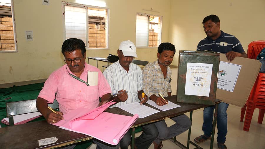 ನಗರದ ಸರಳಾದೇವಿ ಕಾಲೇಜಿನ ಮತಗಟ್ಟೆ ಕೇಂದ್ರದಲ್ಲಿ ಅಂತಿಮ ಸಿದ್ಧತೆಯಲ್ಲಿ ತೊಡಗಿದ್ದ ಚುನಾವಣಾ ಸಿಬ್ಬಂದಿ ಸಿಬ್ಬಂದಿ