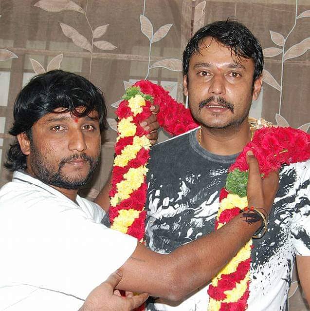 ನಟ ದರ್ಶನ್ಗೆ ಹಾರ ಹಾಕುತ್ತಿರುವ ರಾಘವೇಂದ್ರ (ಸಂಗ್ರಹ ಚಿತ್ರ)