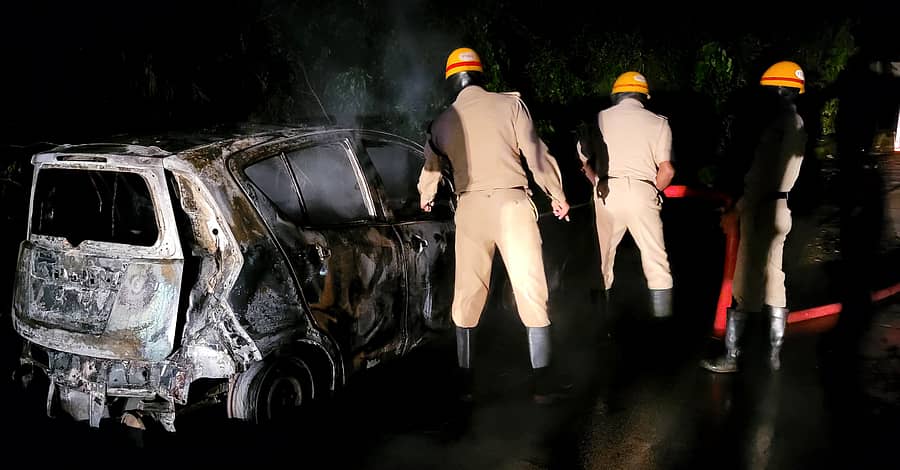 ಅಗ್ನಿಶಾಮಕ ದಳದವರು ಬೆಂಕಿ ನಂದಿಸಿದರು
