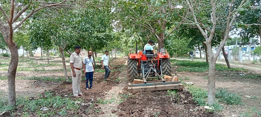 ಟ್ರ್ಯಾಕ್ಟರ್ ಮೂಲಕ ಮರಗಳ ಸುತ್ತ ಬೆಳೆದಿರುವ ಕಸ ಕಡ್ಡಿ ಸ್ವಚ್ಛ ಮಾಡಿಸಿದ ರೋಣ ಪಿಎಸ್ಐ ಎಲ್.ಕೆ. ಜೂಲಕಟ್ಟಿ