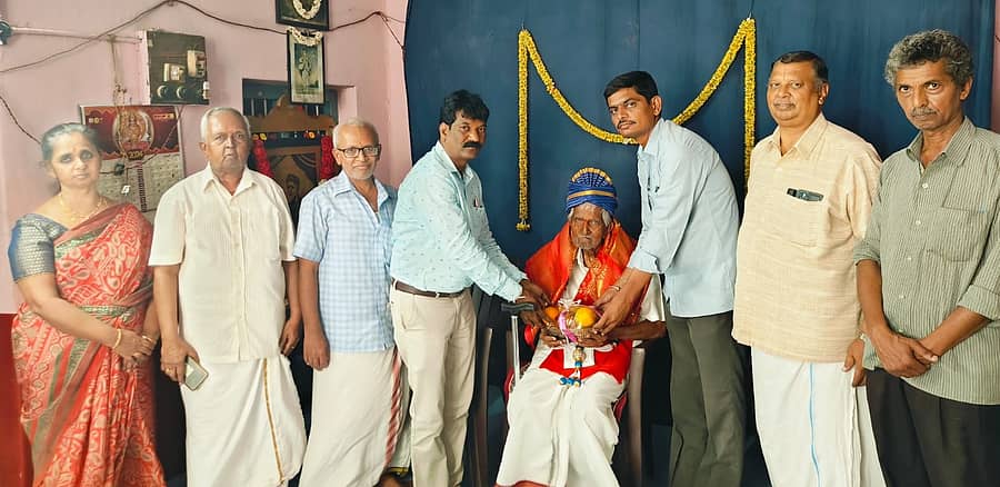 ರಾಮನಗರದ ಹಿರಿಯ ಸಂಗೀತ ವಿದ್ವಾನ್ ಬಿ.ಎಸ್. ನಾರಾಯಣ ಅಯ್ಯಂಗಾರ್ ಅವರಿಗೆ ಕನಕಪುರದ ದಮ್ಮ ದೀವಿಗೆ ಚಾರಿಟೇಬಲ್ ಟ್ರಸ್ಟ್ ವತಿಯಿಂದ ಶುಕ್ರವಾರ ಸನ್ಮಾನಿಸಲಾಯಿತು. ಟ್ರಸ್ಟ್ ಅಧ್ಯಕ್ಷ ಮಲ್ಲಿಕಾರ್ಜುನ್, ಭಾರತೀಯ ರೆಡ್ ಕ್ರಾಸ್ ಸಂಸ್ಥೆಯ ಜಿಲ್ಲಾ ಕಾರ್ಯದರ್ಶಿ ಎಸ್. ರುದ್ರೇಶ್ವರ ಹಾಗೂ ಇತರರು ಇದ್ದಾರೆ