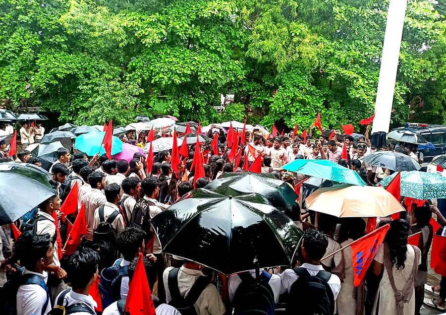 ಕುಂದಾಪುರದಲ್ಲಿ ಶನಿವಾರ ಬಸ್ಸು ಅವ್ಯವಸ್ಥೆಯಿಂದಾಗಿ ವಿದ್ಯಾರ್ಥಿಗಳಿಗೆ ಆಗುತ್ತಿರುವ ತೊಂದರೆಗಳನ್ನು ನಿವಾರಿಸುವಂತೆ ಆಗ್ರಹಿಸಿ ಎಬಿವಿಪಿ ಸಂಘಟನೆಯ ಆಶ್ರಯದಲ್ಲಿ ಬ್ರಹತ್ ಪ್ರತಿಭಟನೆ ನಡೆಯಿತು.