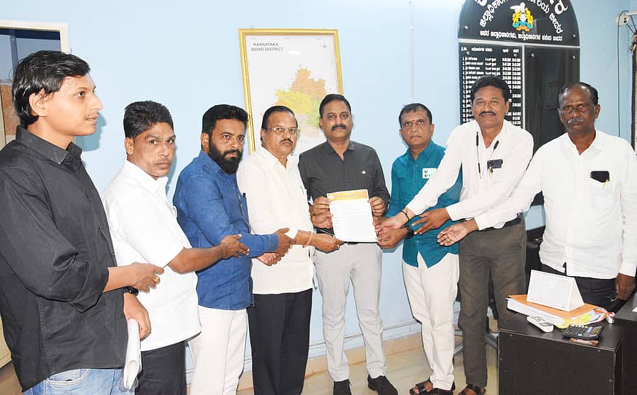 ಕರ್ನಾಟಕ ಕಾರ್ಯನಿರತ ಪತ್ರಕರ್ತರ ಸಂಘದವರು ಬೀದರ್ನಲ್ಲಿ ಬುಧವಾರ ಹೆಚ್ಚುವರಿ ಜಿಲ್ಲಾಧಿಕಾರಿ ಶಿವಕುಮಾರ ಶೀಲವಂತ ಅವರಿಗೆ ಮನವಿ ಪತ್ರ ಸಲ್ಲಿಸಿದರು