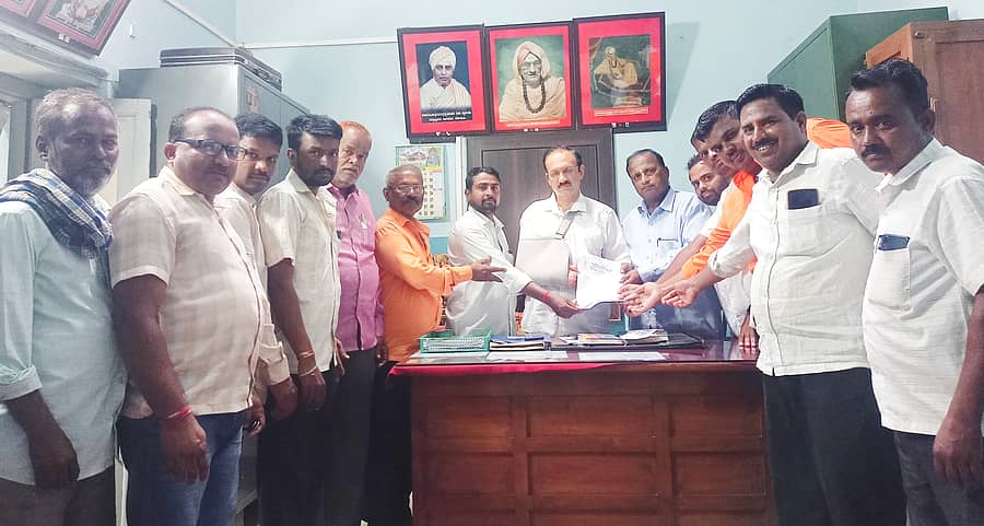 ಬೈಲಹೊಂಗಲ ತಾಲ್ಲೂಕಿನ ಬೇವಿನಕೊಪ್ಪ ಗ್ರಾಮದಲ್ಲಿ ವೀರಕೇಸರಿ ಅಮಟೂರ ಬಾಳಪ್ಪ ಪ್ರತಿಮೆ ಪ್ರತಿಷ್ಠಾಪನೆ ಮಾಡುವಂತೆ ಗ್ರಾಮಸ್ಥರು ಶಾಸಕ ಮಹಾಂತೇಶ ಕೌಜಲಗಿ ಅವರಿಗೆ ಭಾನುವಾರ ಮನವಿ ಸಲ್ಲಿಸಿದರು