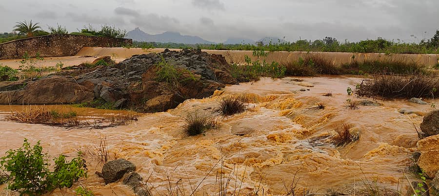 ಕೊರಟಗೆರೆ ಪಟ್ಟಣಕ್ಕೆ ನೀರುಣಿಸುವ ಜಂಪೇನಹಳ್ಳಿ ಕೆರೆ ಗುರುವಾರ ರಾತ್ರಿ ಸುರಿದ ಮಳೆಯಿಂದ ಕೋಡಿ ಹರಿಯಿತು