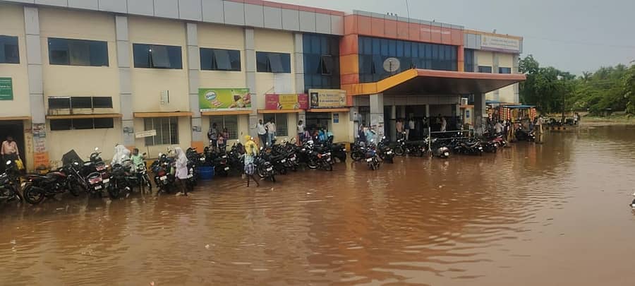 ಸೋಮವಾರ ಸುರಿದ ಮಳೆಯಿಂದಾಗಿ ಚಾಮರಾಜನಗರ ಜಿಲ್ಲೆ ಗುಂಡ್ಲುಪೇಟೆ ಬಸ್ ನಿಲ್ದಾಣ ಜಲಾವೃತಗೊಂಡಿತು