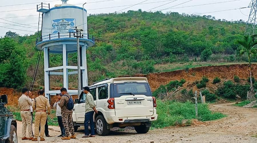 ಸಂತೇಬೆನ್ನೂರು ಸಮೀಪದ ಸೂಳೆಕೆರೆ ಅರಣ್ಯ ವಲಯದ ಸೋಮಶೆಟ್ಟಿಹಳ್ಳಿ ಗುಡ್ಡದಲ್ಲಿ ಸೊಲಾರ್ ವಿದ್ಯುತ್ ಸ್ಥಾವರ ಸ್ಥಾಪನೆಗಾಗಿ ವೀಕ್ಷಣೆ ನಡೆಸುತ್ತಿರುವ ಅರಣ್ಯ ಇಲಾಖೆ ಸಿಬ್ಬಂದಿ