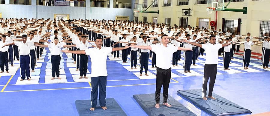 ಯೋಗ ದಿನದ ಅಂಗವಾಗಿ ಕುಶಾಲನಗರ ಸಮೀಪದ ಕೂಡಿಗೆ ಕೊಡಗು ಸೈನಿಕ ಶಾಲೆಯಲ್ಲಿ ಶುಕ್ರವಾರ ಕೆಡೆಟ್ಗಳು ಯೋಗಾಭ್ಯಾಸ ಪ್ರದರ್ಶಿಸಿದರು.