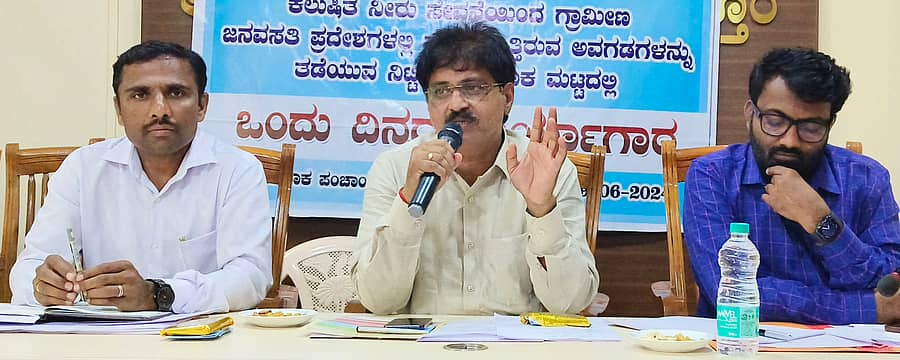 ಚನ್ನಮ್ಮನ ಕಿತ್ತೂರು ತಾಲ್ಲೂಕು ಪಂಚಾಯ್ತಿ ಸಭಾಭವನದಲ್ಲಿ ಬುಧವಾರ ಶಾಸಕ ಬಾಬಾಸಾಹೇಬ ಪಾಟೀಲ ಅಧಿಕಾರಿಗಳ ಸಭೆ ನಡೆಸಿದರು