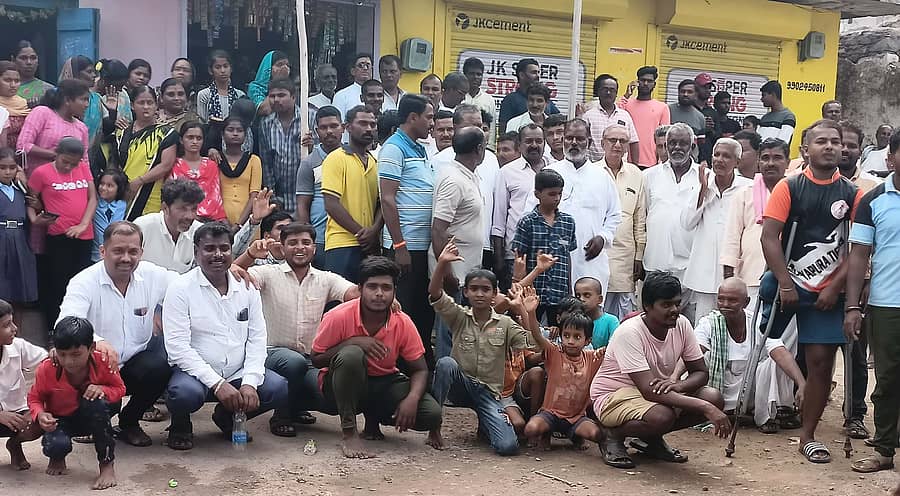 ಆಲೂರ ಹಾಗೂ ಕೇಸಾಪೂರ ಗ್ರಾಮಗಳಲ್ಲಿ ಸಾರಾಯಿ ಮಾರಾಟಕ್ಕೆ ತಡೆಯೊಡ್ಡುವಂತೆ ಆಗ್ರಹಿಸಿ ಗ್ರಾಮಸ್ಥರು ಪ್ರತಿಭಟನೆ ನಡೆಸಿದರು