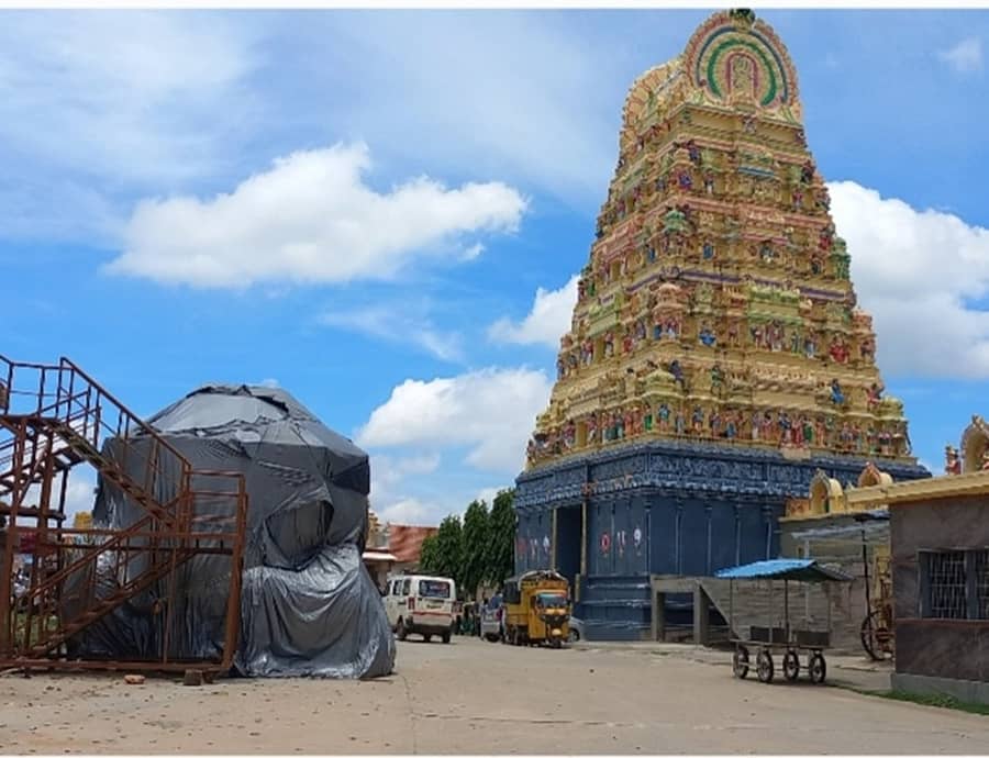 <div class="paragraphs"><p>ಅರಸೀಕೆರೆಯ ಮಾಲೇಕಲ್ ಚಿಕ್ಕ ತಿರುಪತಿ ದೇವಸ್ಥಾನದ ರಥವನ್ನು ಪ್ಲಾಸ್ಟಿಕ್ ಹೊದಿಸಿ ನಿಲ್ಲಿಸಲಾಗಿದೆ</p></div>