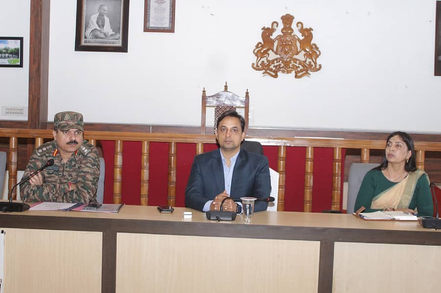 ‘ಅಗ್ನಿವೀರ್’ ಸೇನಾ ನೇಮಕಾತಿ ರ್ಯಾಲಿ ಸಂಬಂಧ ಜಿಲ್ಲಾಧಿಕಾರಿ ವೆಂಕಟ್ ರಾಜಾ ಅವರು ಶುಕ್ರವಾರ ಮಡಿಕೇರಿಯಲ್ಲಿ ಪೂರ್ವಸಿದ್ಧತಾ ಸಭೆ ನಡೆಸಿದರು. ಸೈನಿಕ ಭರ್ತಿ ಕಾರ್ಯಾಲಯದ ನಿರ್ದೇಶಕ ಕರ್ನಲ್ ಗೌರವ್ ತಾಪ, ಹೆಚ್ಚುವರಿ ಜಿಲ್ಲಾಧಿಕಾರಿ ಬಿ.ಎನ್. ವೀಣಾ ಭಾಗವಹಿಸಿದ್ದರು