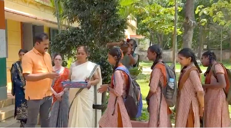 ದೊಡ್ಡಬಳ್ಳಾಪುರ ಸರ್ಕಾರಿ ಪದವಿ ಪೂರ್ವ ಕಾಲೇಜಿನ ಪ್ರೌಢ ಶಾಲಾ ವಿಭಾಗದಲ್ಲಿ ಶುಕ್ರವಾರ ಮೊದಲ ದಿನ ಆಗಮಿಸಿದ ವಿದ್ಯಾರ್ಥಿಗಳಿಗೆ ಗುಲಾಬಿ ಹೂವು ನೀಡಿ ಸ್ವಾಗತಿಸಲಾಯಿತು