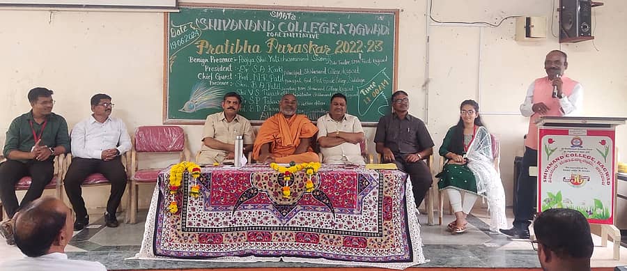 ಕಾಗವಾಡದ ಶಿವಾನಂದ ಮಹಾವಿದ್ಯಾಲಯದಲ್ಲಿ ನಡೆದ ಪ್ರತಿಭಾ ಪುರಸ್ಕಾರ ಕಾರ್ಯಕ್ರಮದಲ್ಲಿ ಪ್ರೊ. ಎನ್.ಆರ್.ಪಾಟೀಲ ಮಾತನಾಡಿದರು
