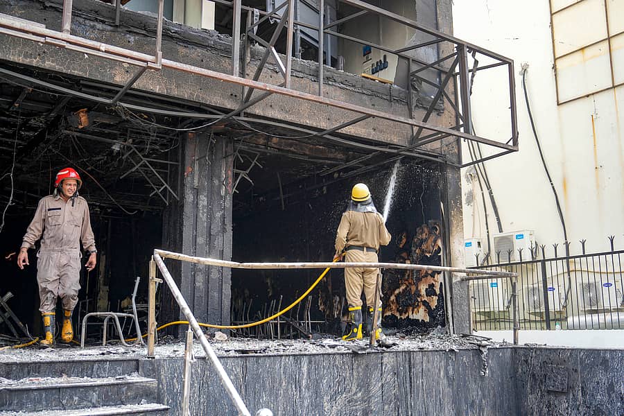 ನವದೆಹಲಿಯ ಲಜಪತ್ ನಗರದಲ್ಲಿ ಬುಧವಾರ ಅಗ್ನಿ ಅವಘಡಕ್ಕೀಡಾದ ಐ7 ನೇತ್ರಾಲಯದ ಕಟ್ಟಡದಲ್ಲಿ ಅಗ್ನಿಶಾಮಕ ಸಿಬ್ಬಂದಿ ಕಾರ್ಯಾಚರಣೆ ಕೈಗೊಂಡು ಬೆಂಕಿ ನಂದಿಸಿದರು