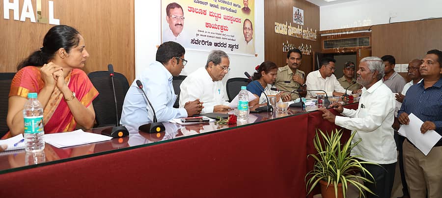 ಬಾಗಲಕೋಟೆಯಲ್ಲಿ ಗುರುವಾರ ನಡೆದ ಜನಸ್ಪಂದನ ಸಭೆಯಲ್ಲಿ ಶಾಸಕ ಎಚ್.ವೈ. ಮೇಟಿಗೆ ಮನವಿ ಸಲ್ಲಿಸಿದರು