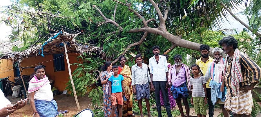 ಕೊಡಿಗೇನಹಳ್ಳಿ ಗ್ರಾಮದ ದಂಡಿಪುರದಲ್ಲಿ ಶುಕ್ರವಾರ ಸಂಜೆ ಸುರಿದ ಮಳೆ-ಗಾಳಿಗೆ ಬೃಹತ ಗಾತ್ರದ ಮರ ಮನೆ ಮೇಲೆ ಉರುಳಿದೆ
