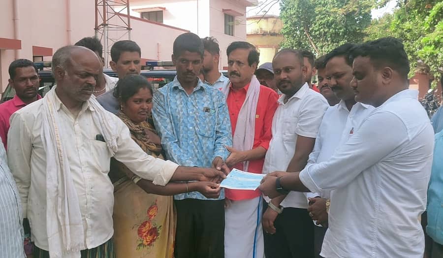 ಮೃತ ಬಾಲಕನ ತಾಯಿಗೆ ಪ್ರಾಂಶುಪಾಲ ಧನರಾಜ್ ಚೆಕ್ ಅನ್ನು ಹಸ್ತಾಂತರಿಸಿದರು. ಮಾಜಿ ಶಾಸಕ ವೈ.ಎಸ್.ವಿ.ದತ್ತ ಹಾಜರಿದ್ದರು