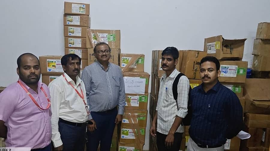 ಹುಬ್ಬಳ್ಳಿಯಲ್ಲಿ ಬುಧವಾರ ದಾಳಿ ನಡೆಸಿದ ಕೃಷಿ ಇಲಾಖೆ ಜಾಗೃತ ಕೋಶದ ಅಧಿಕಾರಿಗಳು, ₹12.40 ಲಕ್ಷ ಮೌಲ್ಯದ ಕೀಟನಾಶಕ ವಶಪಡಿಸಿಕೊಂಡರು